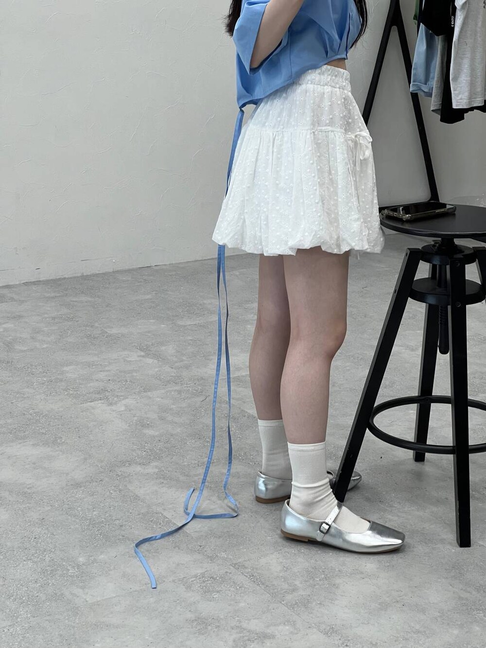 ブルー系のシャツ/ブラウス、ベージュ系のスカートを着用したレディースの春コーディネートの7枚目の写真