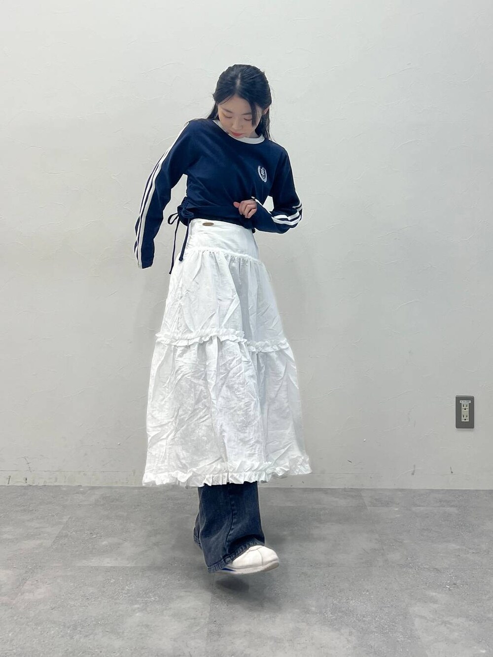 ブルー系のTシャツ/カットソー、ブラック系のデニムパンツを着用したレディースの春コーディネートの3枚目の写真