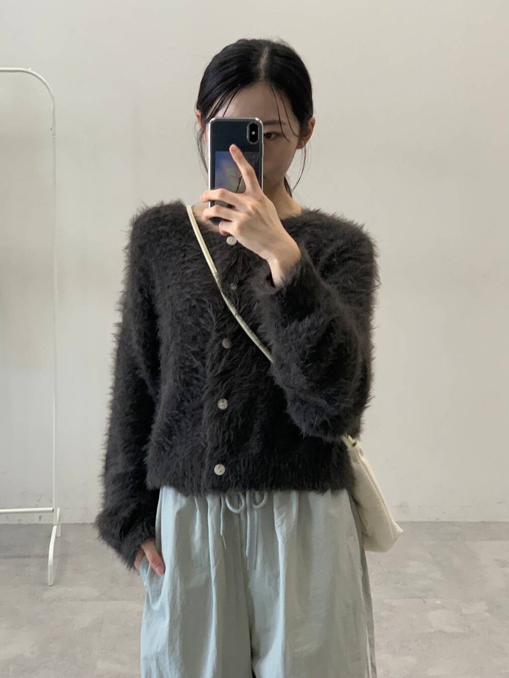 グレー系のその他パンツ、グレー系のカーディガン/ボレロ、ホワイト系のショルダーバッグを着用したレディースの秋コーディネートの5枚目の写真