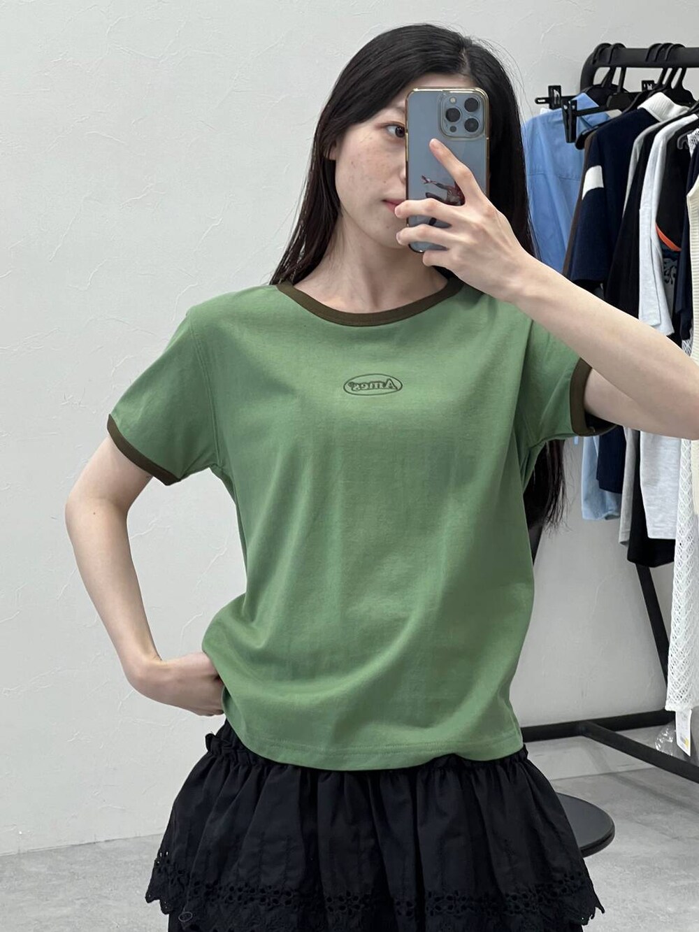ブラック系のスカート、グリーン系のTシャツ/カットソーを着用したレディースの夏コーディネートの7枚目の写真
