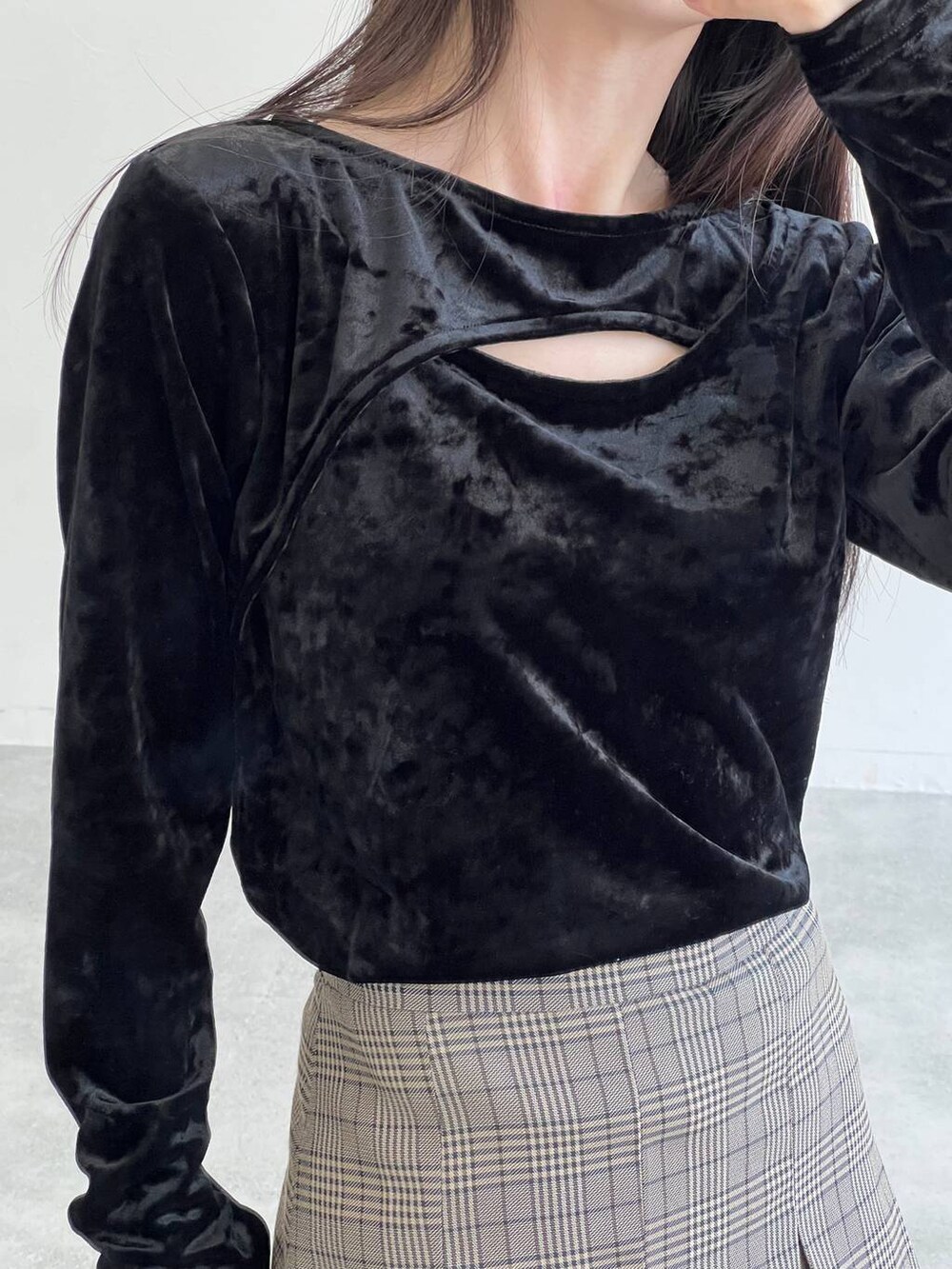 ブラック系のTシャツ/カットソー、ブラウン系のスカート、ブルー系のトートバッグを着用したレディースの冬コーディネートの7枚目の写真