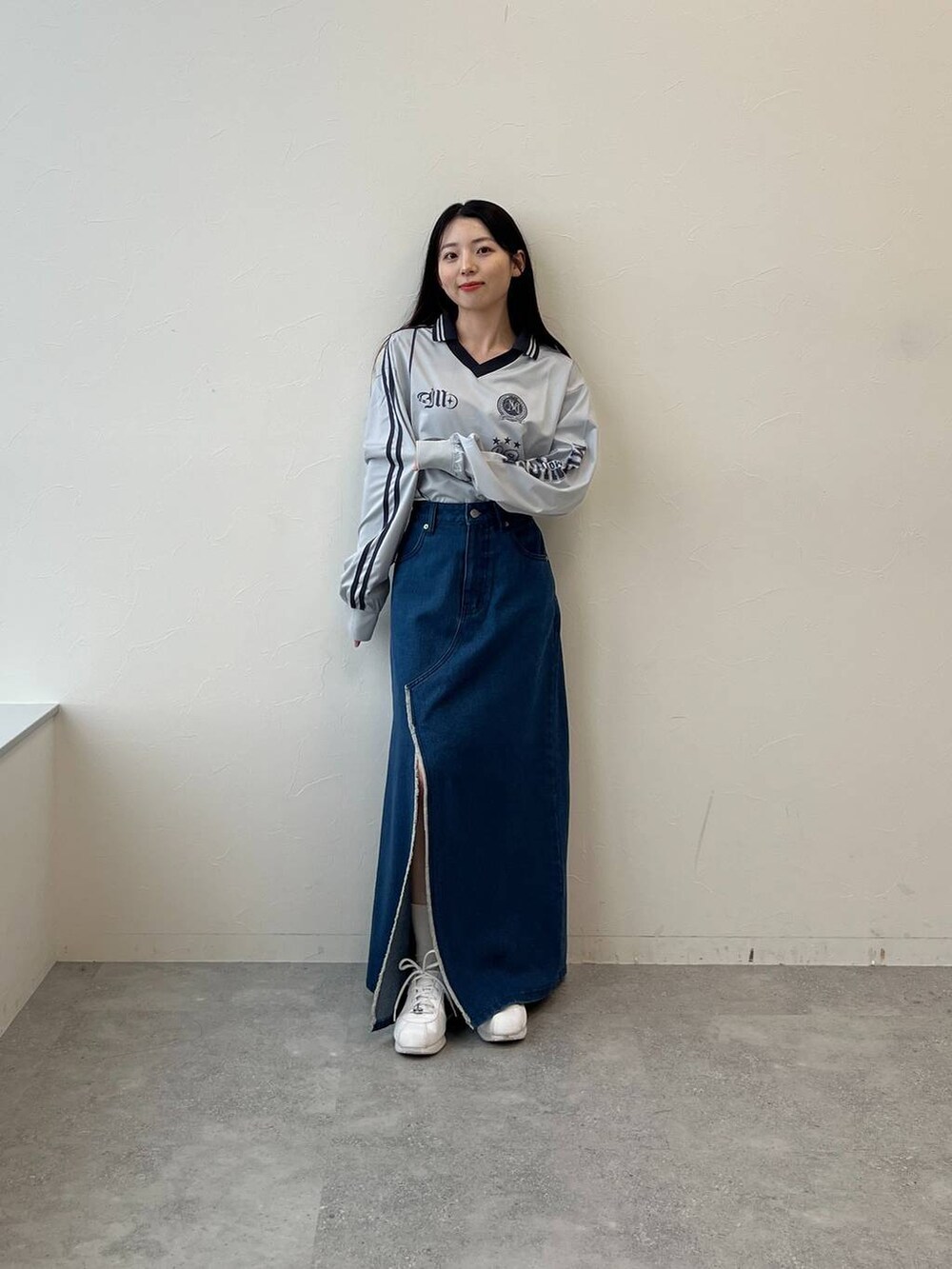 ブルー系のスカート、グレー系のTシャツ/カットソーを着用したレディースの春コーディネートの4枚目の写真