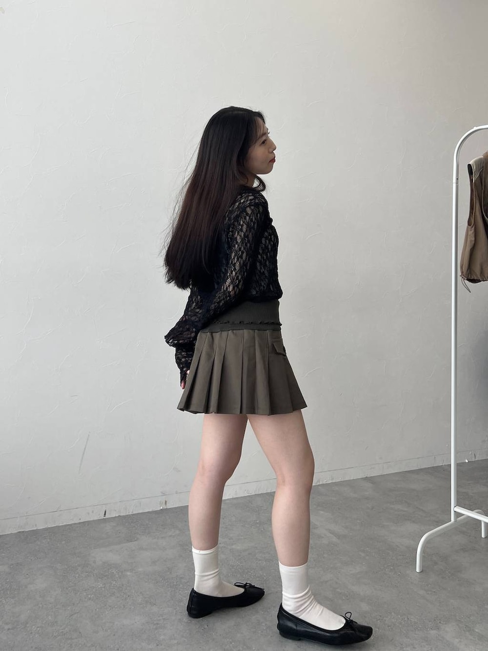 ベージュ系のベスト、ブラック系のTシャツ/カットソーを着用したレディースの春コーディネートの6枚目の写真