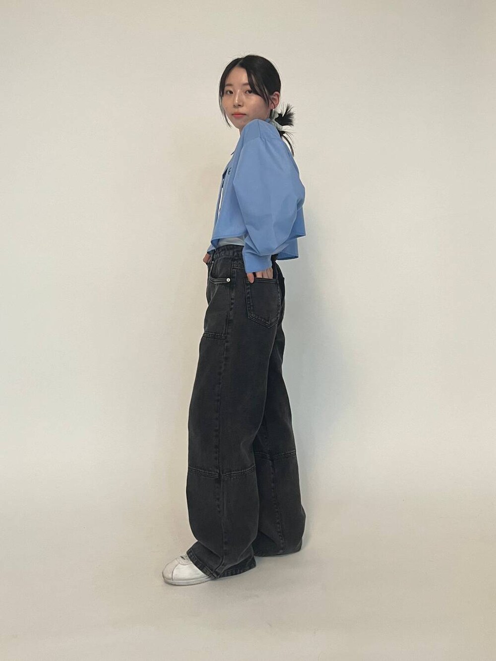 ブルー系のシャツ/ブラウス、ブラック系のデニムパンツを着用したレディースの春コーディネートの6枚目の写真