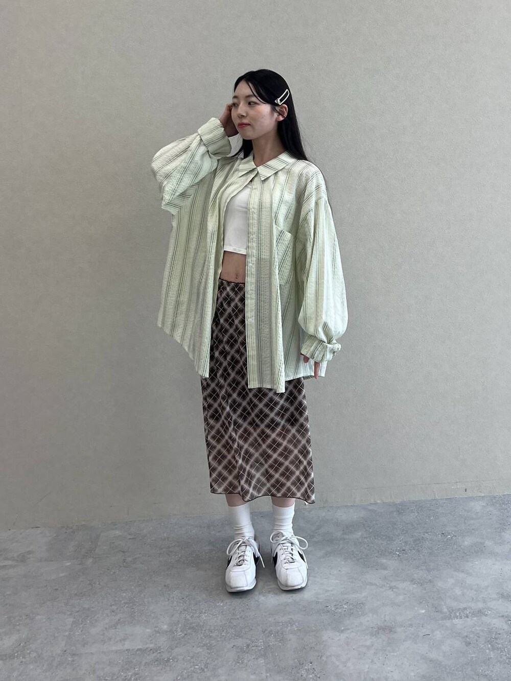 ブラウン系のスカート、グリーン系のシャツ/ブラウスを着用したレディースの夏コーディネートの9枚目の写真