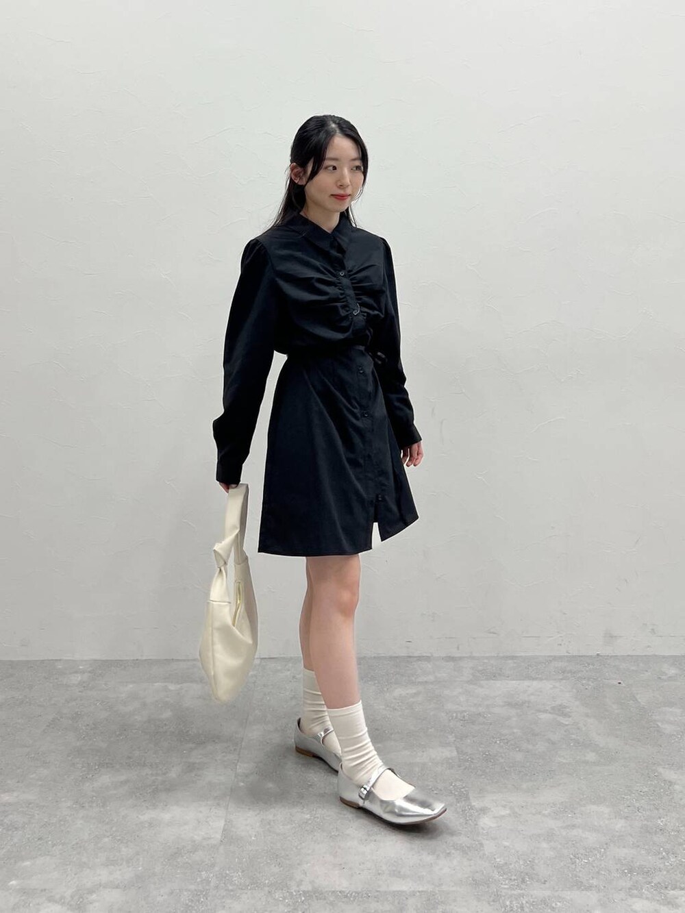 ブラック系のワンピースを着用したレディースの春コーディネートの3枚目の写真