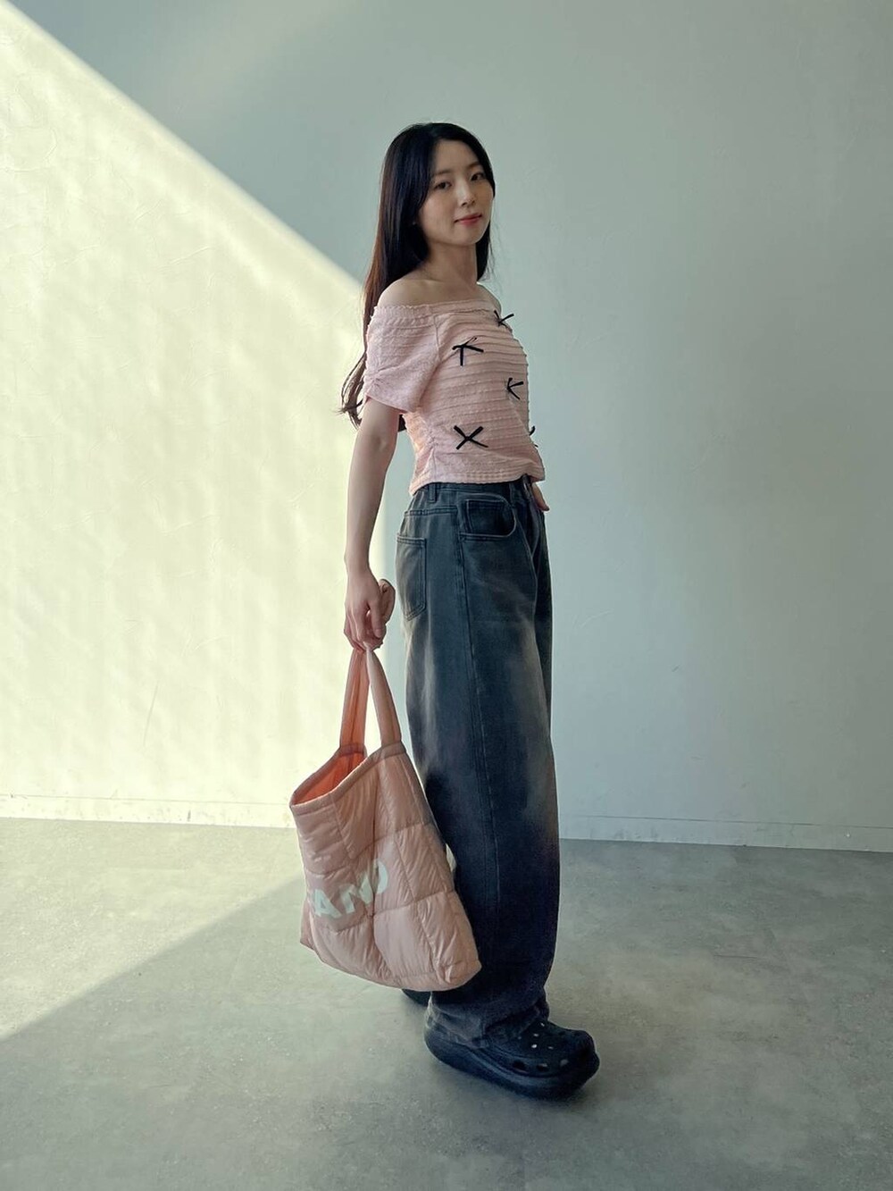 ブラック系のサンダル、ピンク系のショルダーバッグ、ピンク系のTシャツ/カットソーを着用したレディースの夏コーディネートの3枚目の写真