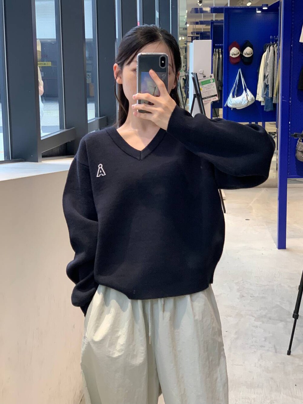 グレー系のその他パンツ、ブルー系のニット/セーターを着用したレディースの秋コーディネートの5枚目の写真