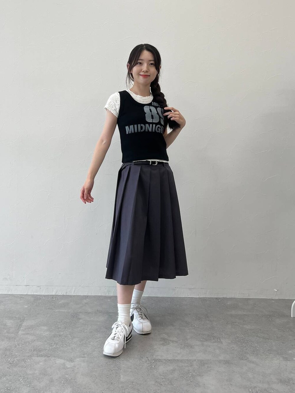 グレー系のスカート、ブラック系のタンクトップ、ホワイト系のTシャツ/カットソーを着用したレディースの夏コーディネートの3枚目の写真