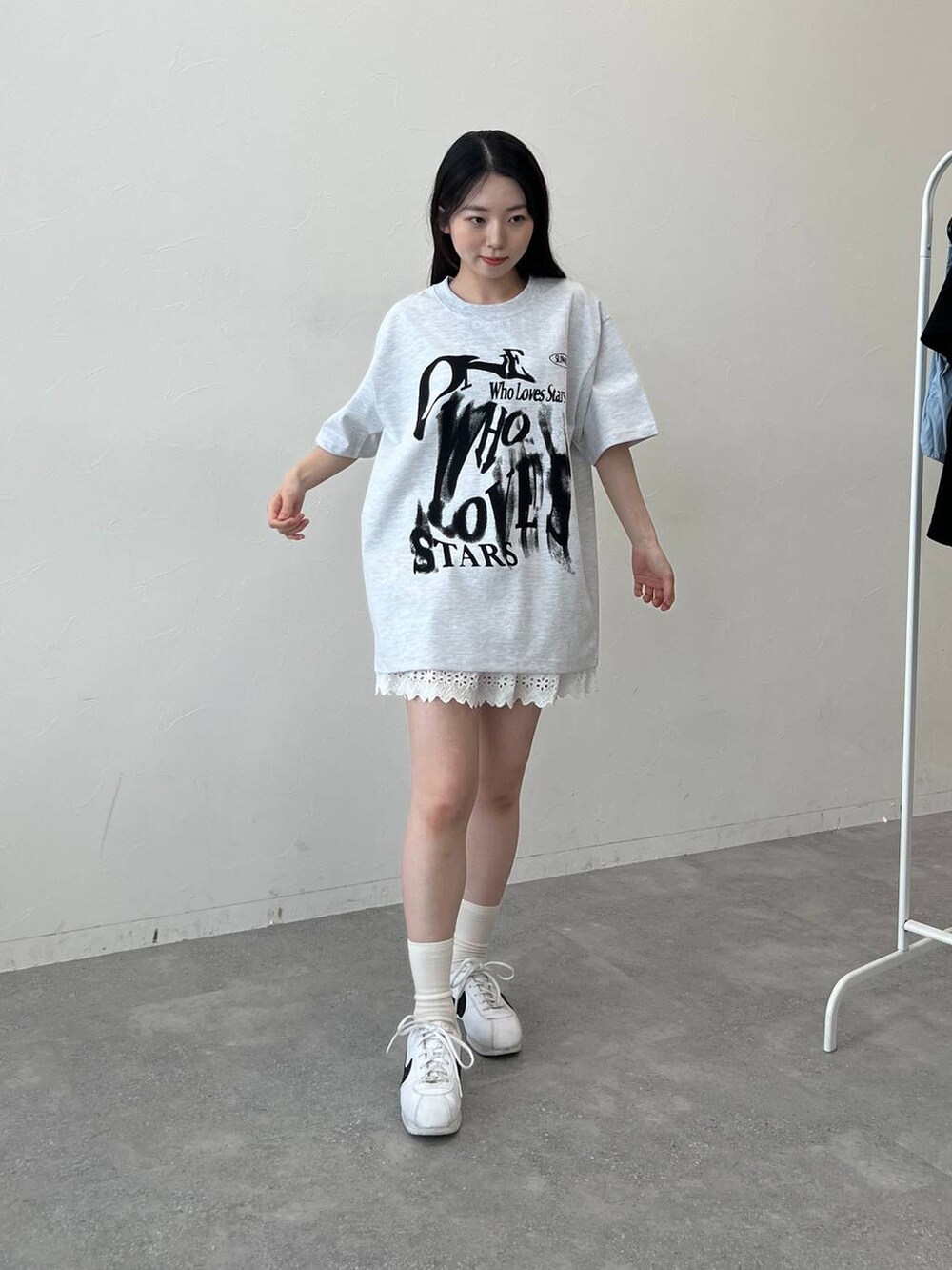 グレー系のTシャツ/カットソー、ホワイト系のスカートを着用したレディースの春コーディネートの2枚目の写真