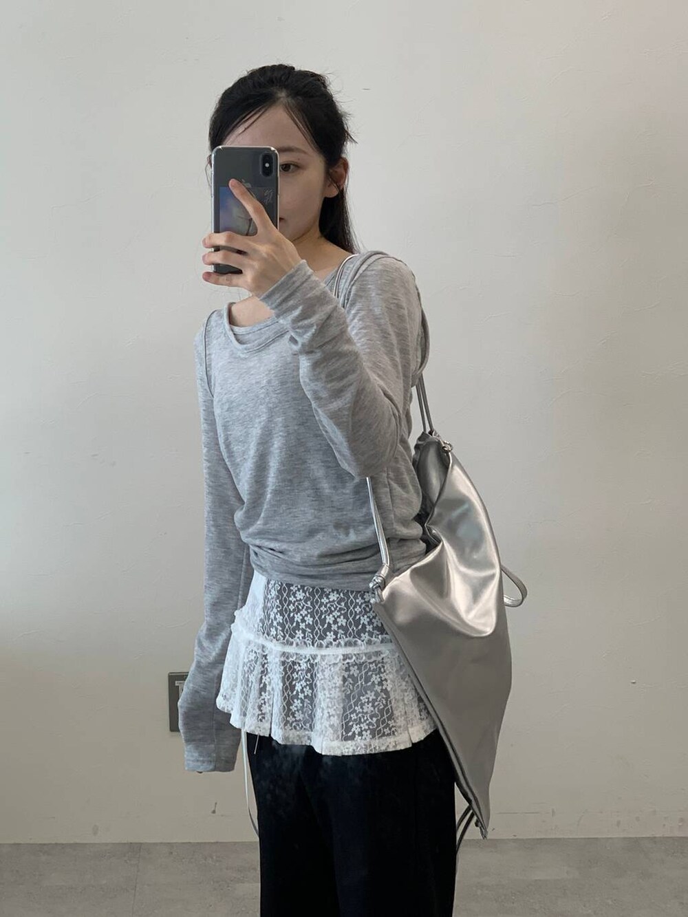 グレー系のTシャツ/カットソー、ホワイト系のスカートを着用したレディースの秋コーディネートの6枚目の写真