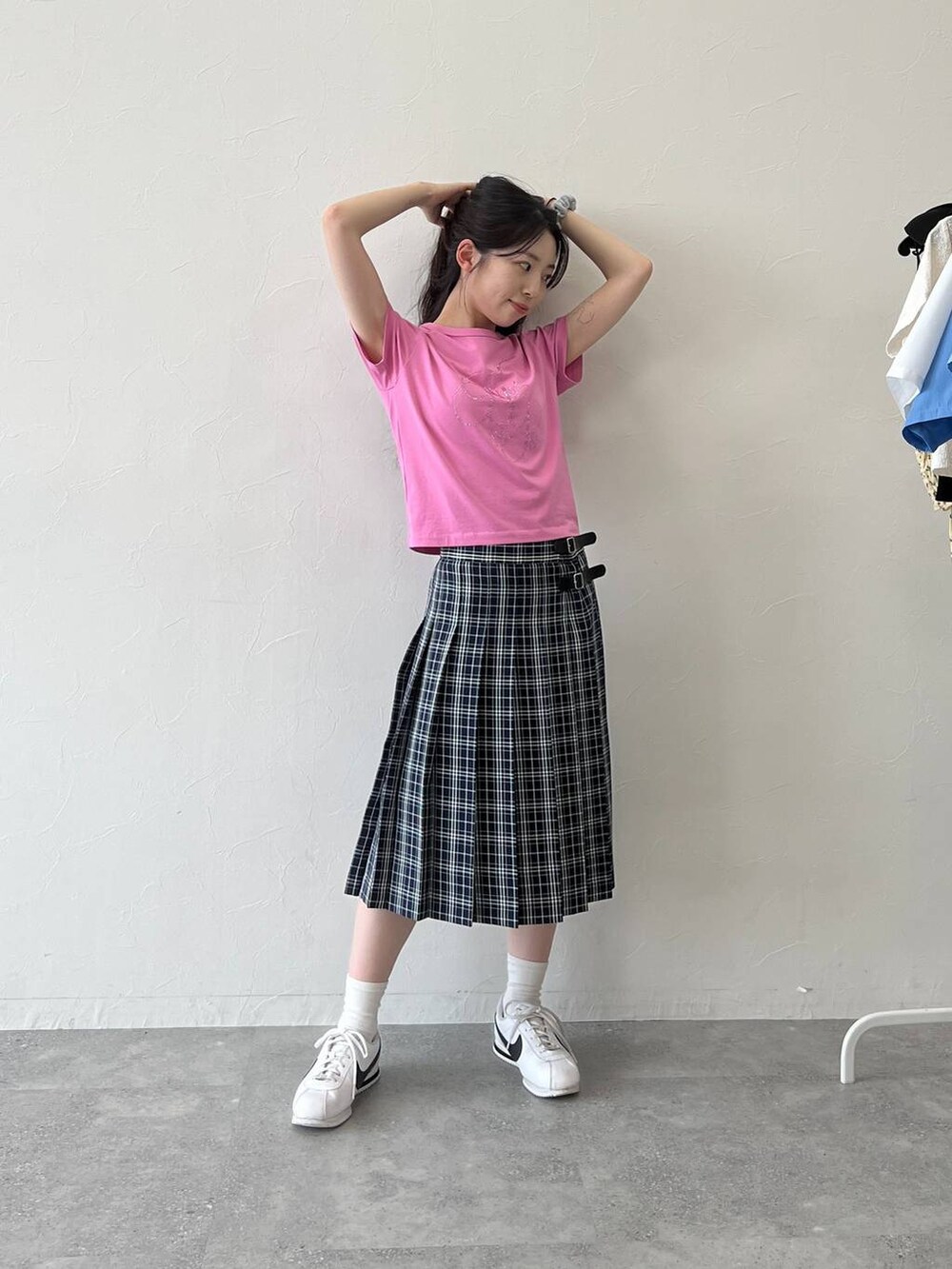 ブルー系のスカート、ピンク系のTシャツ/カットソーを着用したレディースの夏コーディネートの2枚目の写真