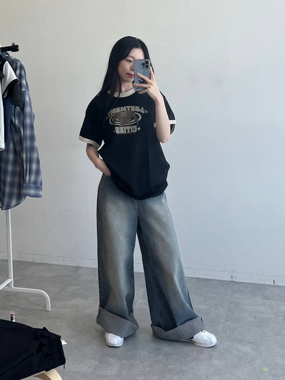 ブルー系のデニムパンツ、ブラック系のTシャツ/カットソーを着用したレディースの春コーディネートの3枚目の写真