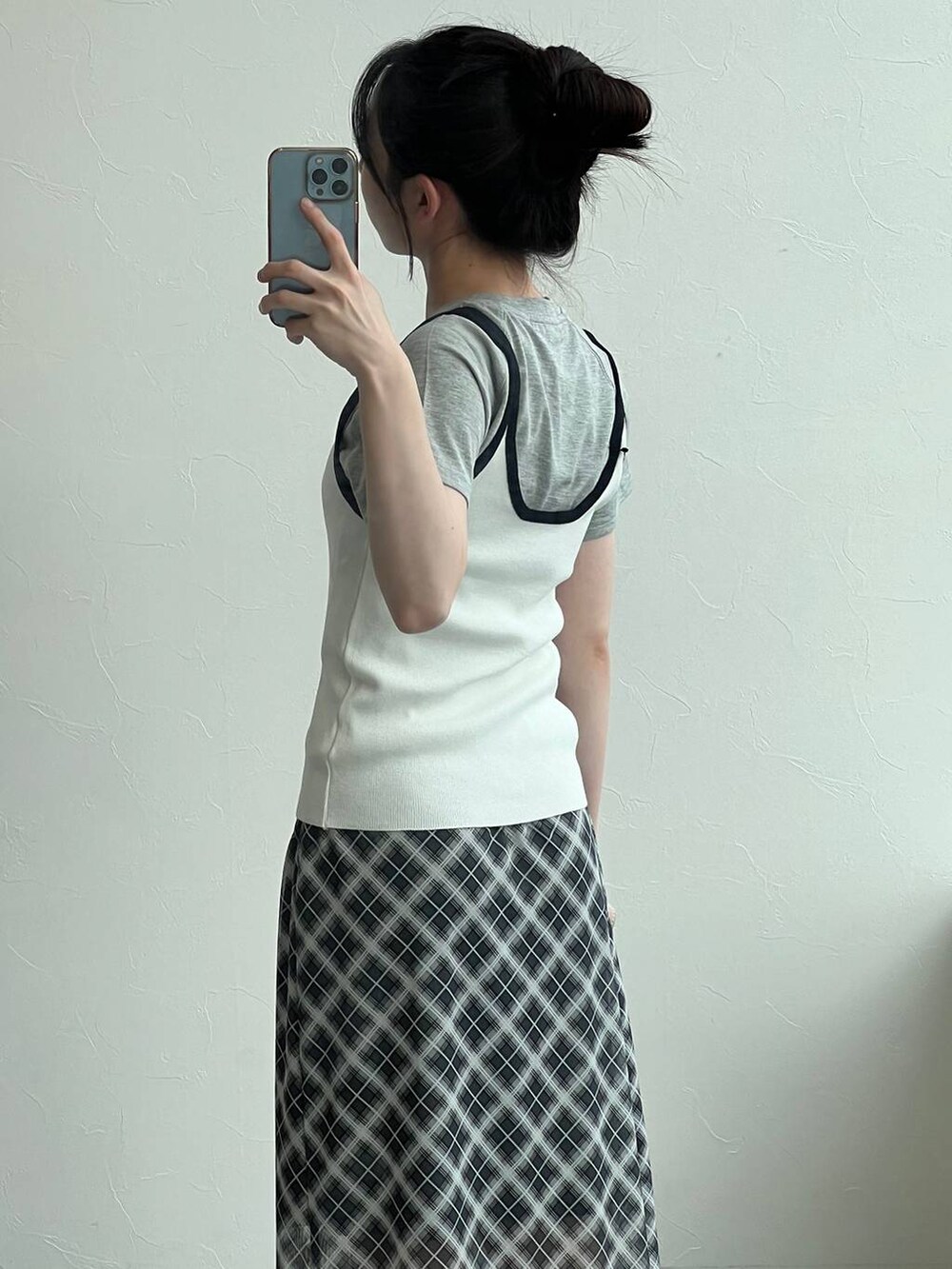 グレー系のTシャツ/カットソー、グレー系のスカート、ベージュ系のキャミソールを着用したレディースの夏コーディネートの7枚目の写真