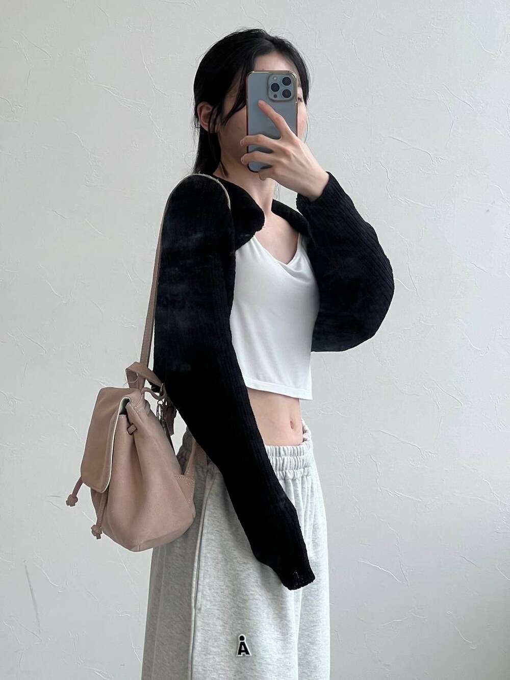 グレー系のスウェットパンツ、ブラック系のスウェットを着用したレディースの夏コーディネートの9枚目の写真