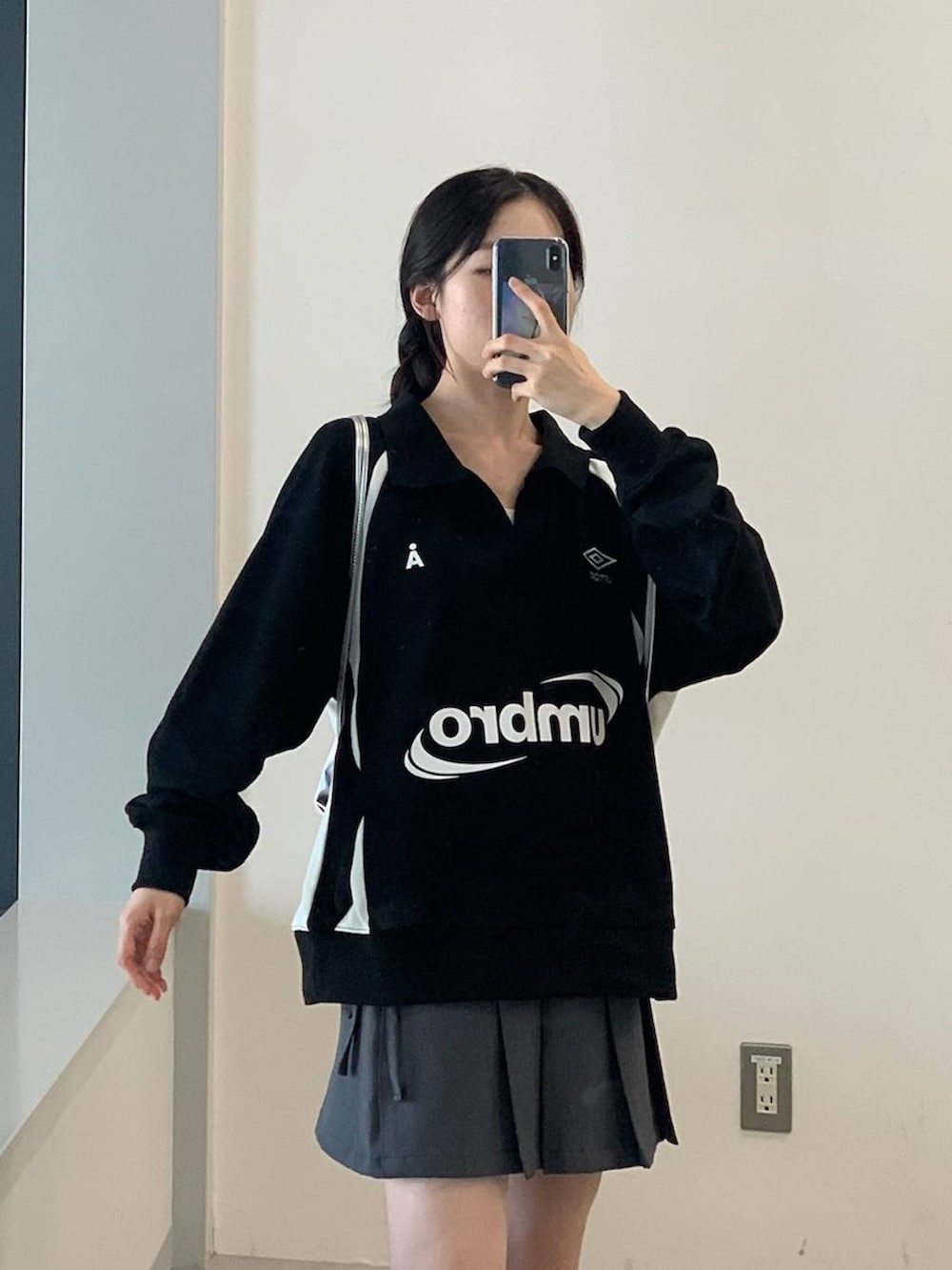 ブラック系のサンダル、グレー系のバックパック/リュック、グレー系のスカートを着用したレディースの夏コーディネートの5枚目の写真