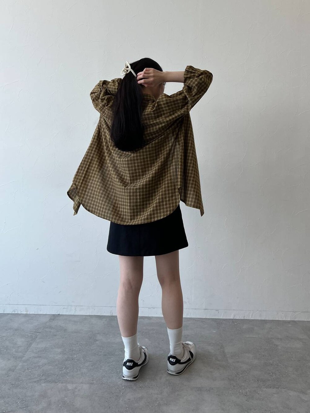 ブラック系のデニムスカート、その他のハンドバッグ、その他のシャツ/ブラウスを着用したレディースの秋コーディネートの4枚目の写真