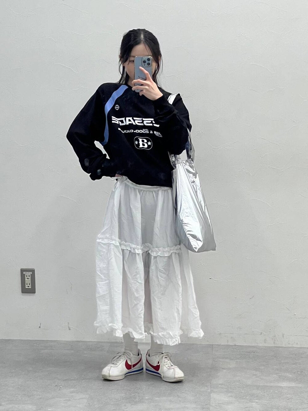 グレー系のトートバッグ、ブラック系のTシャツ/カットソーを着用したレディースの春コーディネートの6枚目の写真