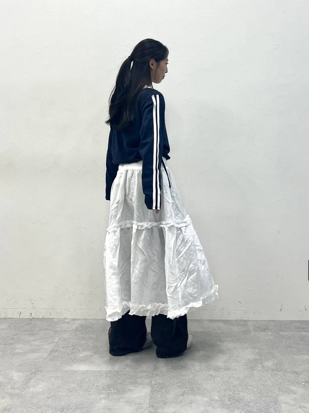 ブルー系のTシャツ/カットソー、ブラック系のデニムパンツを着用したレディースの春コーディネートの6枚目の写真