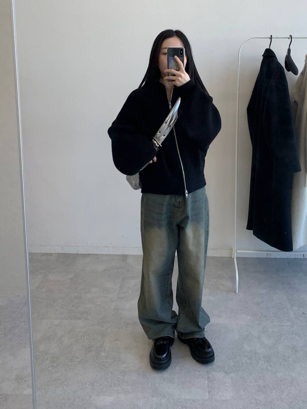 その他のショルダーバッグ、ブラック系のブルゾン、ブルー系のデニムパンツを着用したレディースの冬コーディネートの4枚目の写真