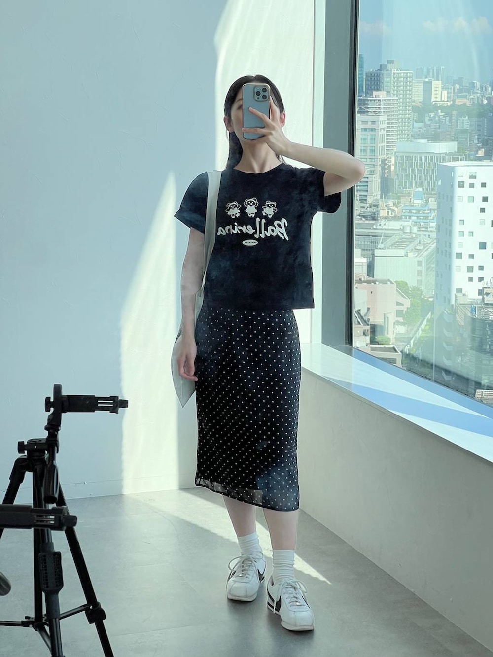 「低身長、韓国系、休日コーデ、フェミニン、カジュアル、ALAND、スカート、おでかけ、韓国ファッション、スニーカー、トートバッグ、エコバッグ」｜「CRANKのCRANK／ドットレイヤードスカート（スカート、ブラック系）」を使った、みれいさん（レディース・150cm）の夏コーディネートの8枚目の写真
