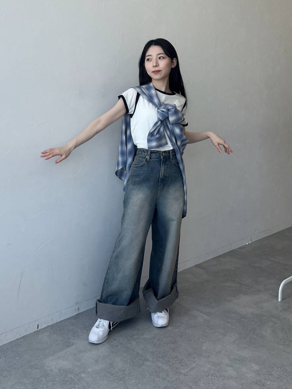 ブルー系のシャツ/ブラウス、ブルー系のデニムパンツ、ホワイト系のTシャツ/カットソーを着用したレディースの春コーディネートの6枚目の写真