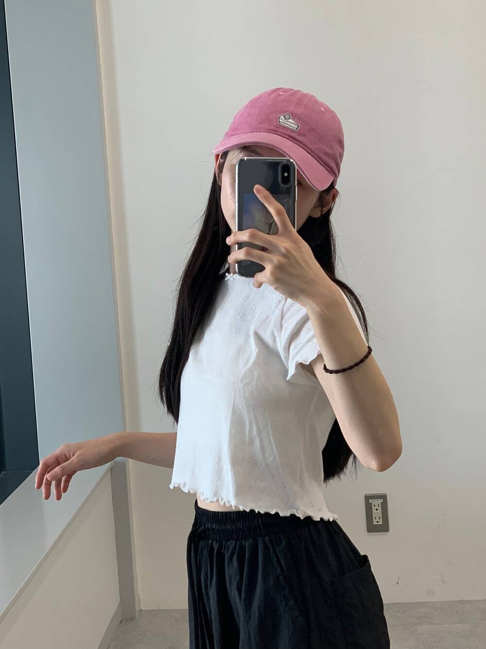 ホワイト系のTシャツ/カットソー、ピンク系のキャップを着用したレディースの夏コーディネートの2枚目の写真