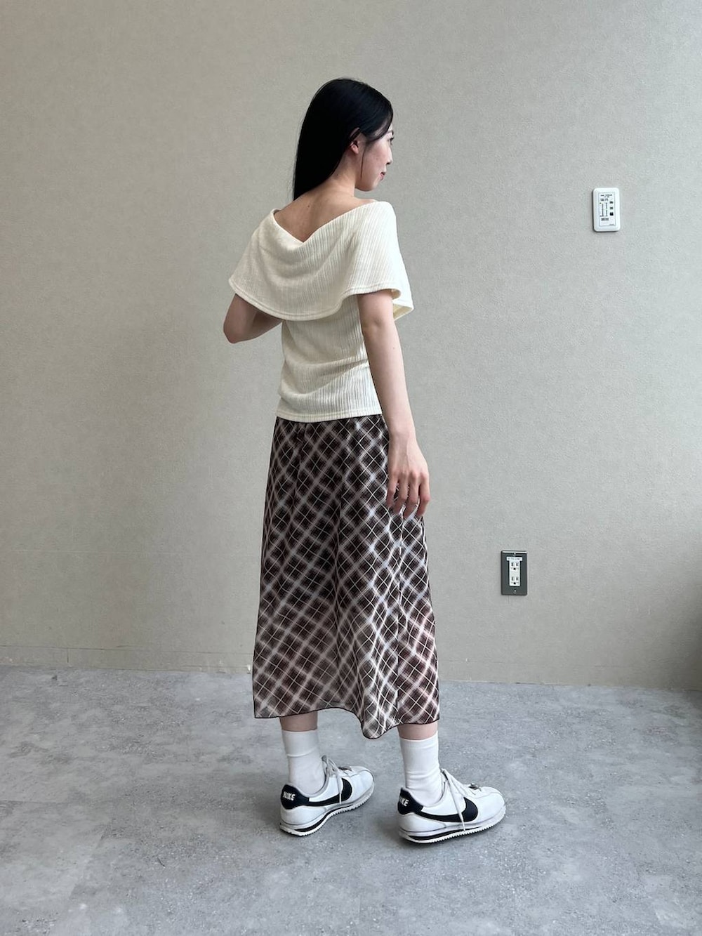 ブラウン系のスカート、ホワイト系のTシャツ/カットソーを着用したレディースの夏コーディネートの4枚目の写真