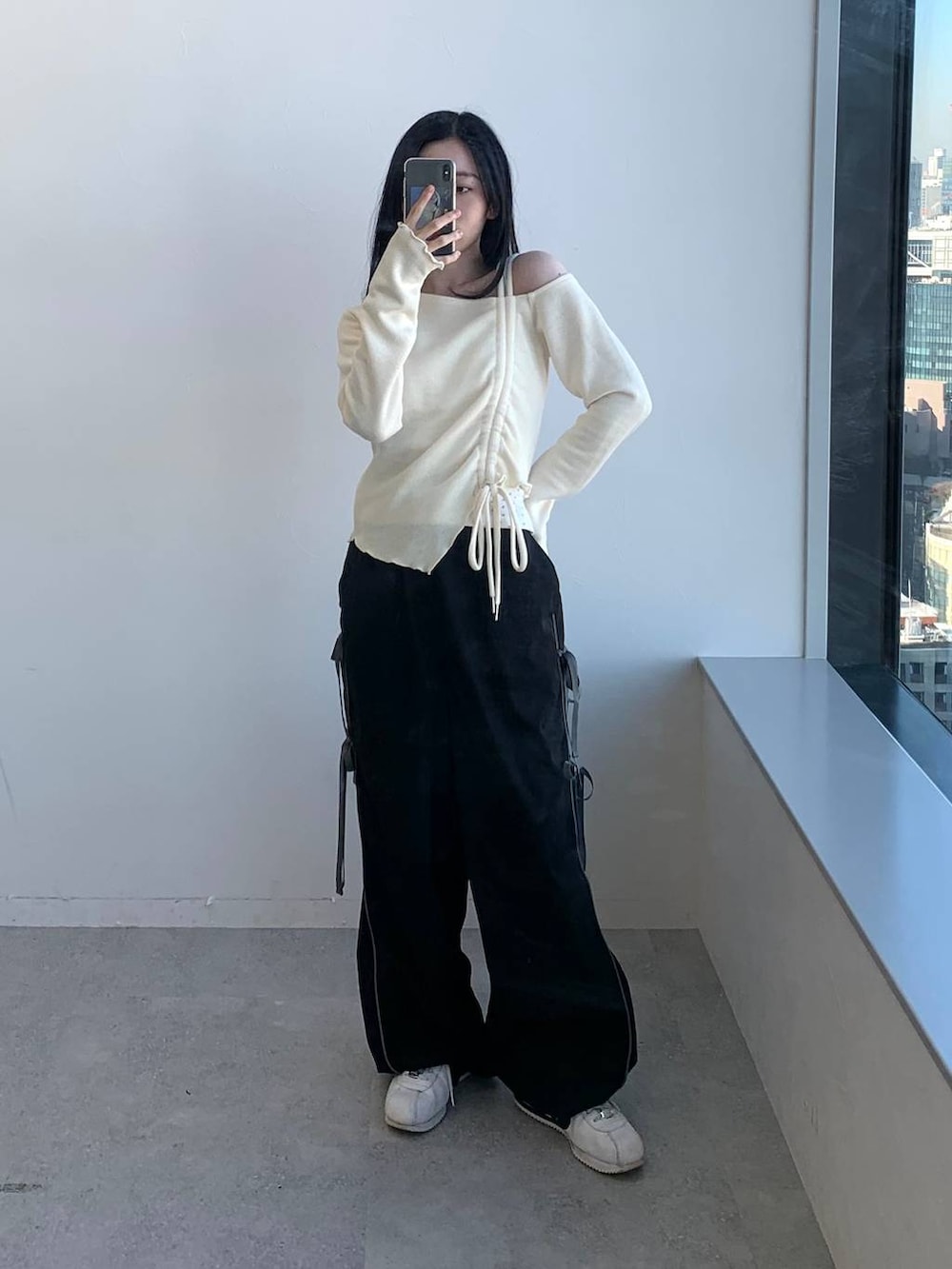 ブラック系のその他パンツ、ホワイト系のTシャツ/カットソーを着用したレディースの冬コーディネートの2枚目の写真