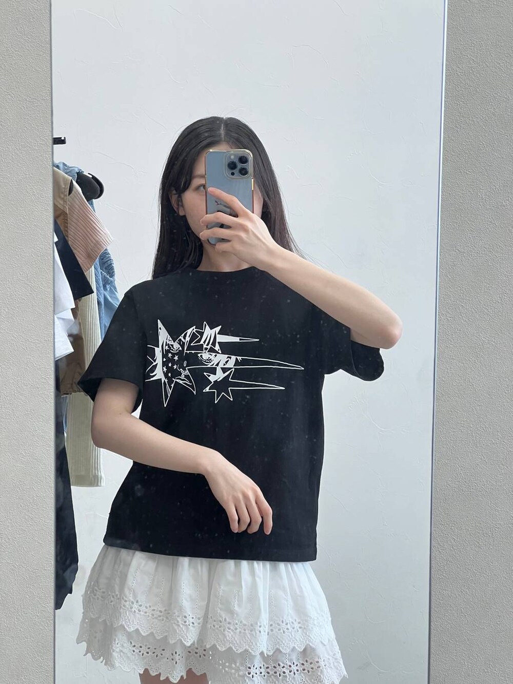 ホワイト系のスカート、ブラック系のTシャツ/カットソーを着用したレディースの夏コーディネートの7枚目の写真