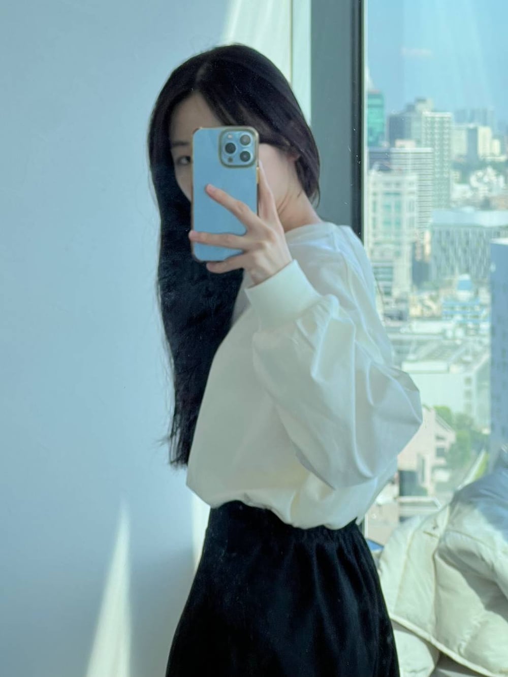 ブラック系のその他パンツ、ホワイト系のTシャツ/カットソーを着用したレディースの秋コーディネートの4枚目の写真