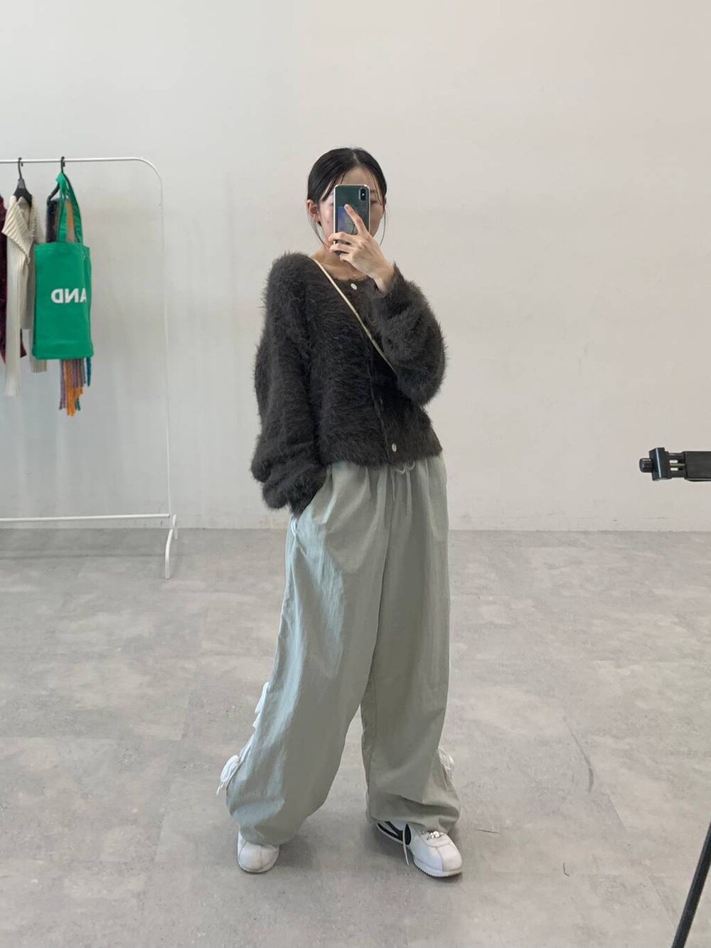 グレー系のその他パンツ、グレー系のカーディガン/ボレロ、ホワイト系のショルダーバッグを着用したレディースの秋コーディネートの3枚目の写真