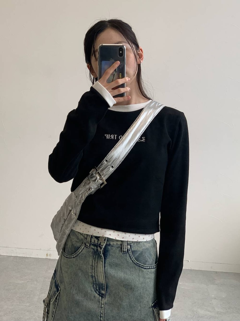 その他のショルダーバッグ、ブルー系のデニムスカート、ブラック系のTシャツ/カットソーを着用したレディースの秋コーディネートの3枚目の写真