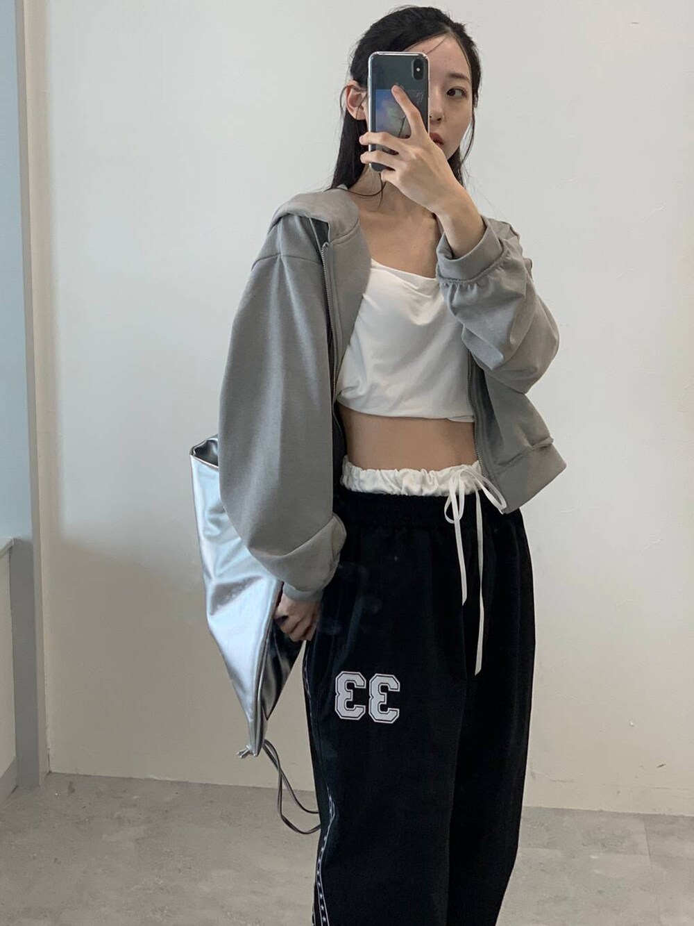 グレー系のパーカー、グレー系のバックパック/リュック、ブラック系のその他パンツを着用したレディースの秋コーディネートの6枚目の写真