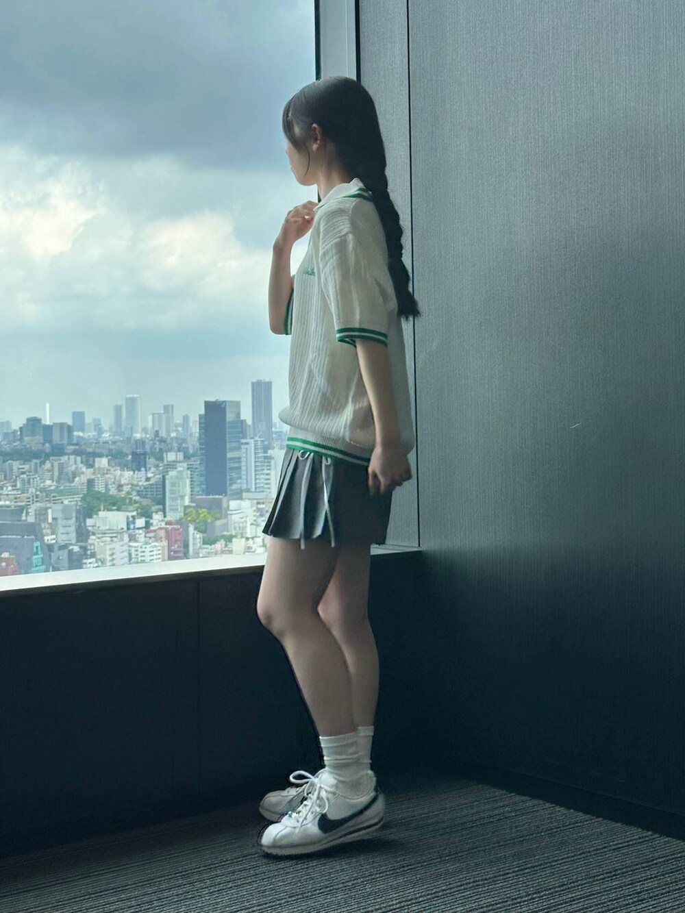 グレー系のスカート、ベージュ系のニット/セーターを着用したレディースの夏コーディネートの5枚目の写真