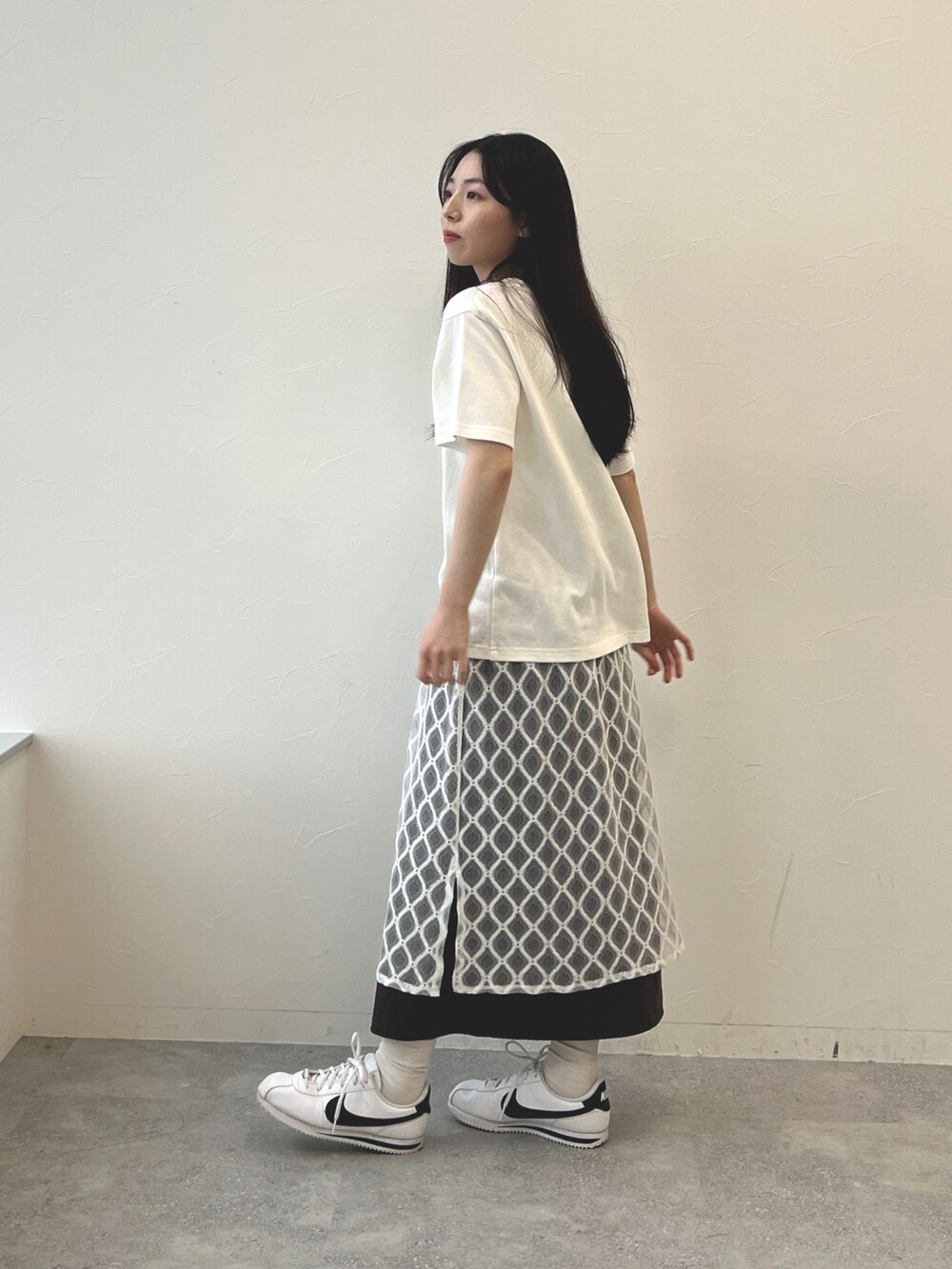 ホワイト系のTシャツ/カットソー、ベージュ系のスカートを着用したレディースの春コーディネートの3枚目の写真