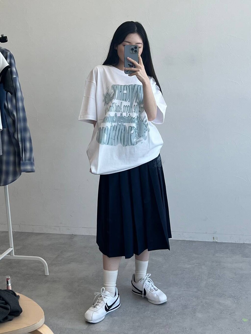 ホワイト系のTシャツ/カットソー、ブルー系のスカートを着用したレディースの春コーディネートの5枚目の写真