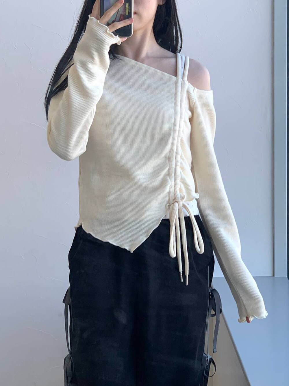 ブラック系のその他パンツ、ホワイト系のTシャツ/カットソーを着用したレディースの冬コーディネートの6枚目の写真