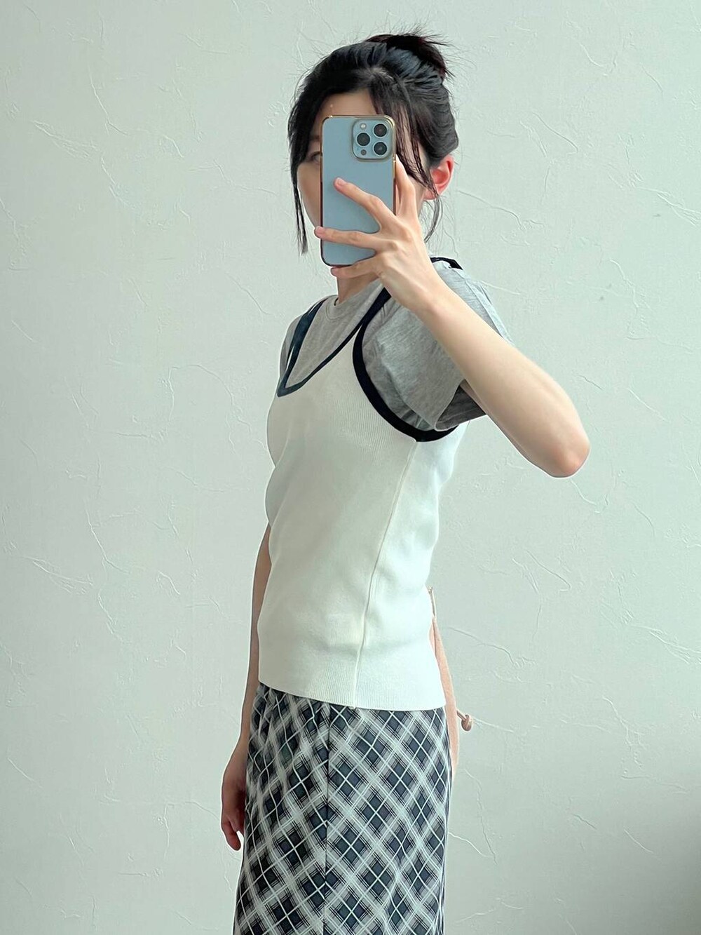 グレー系のTシャツ/カットソー、グレー系のスカート、ベージュ系のキャミソールを着用したレディースの夏コーディネートの6枚目の写真