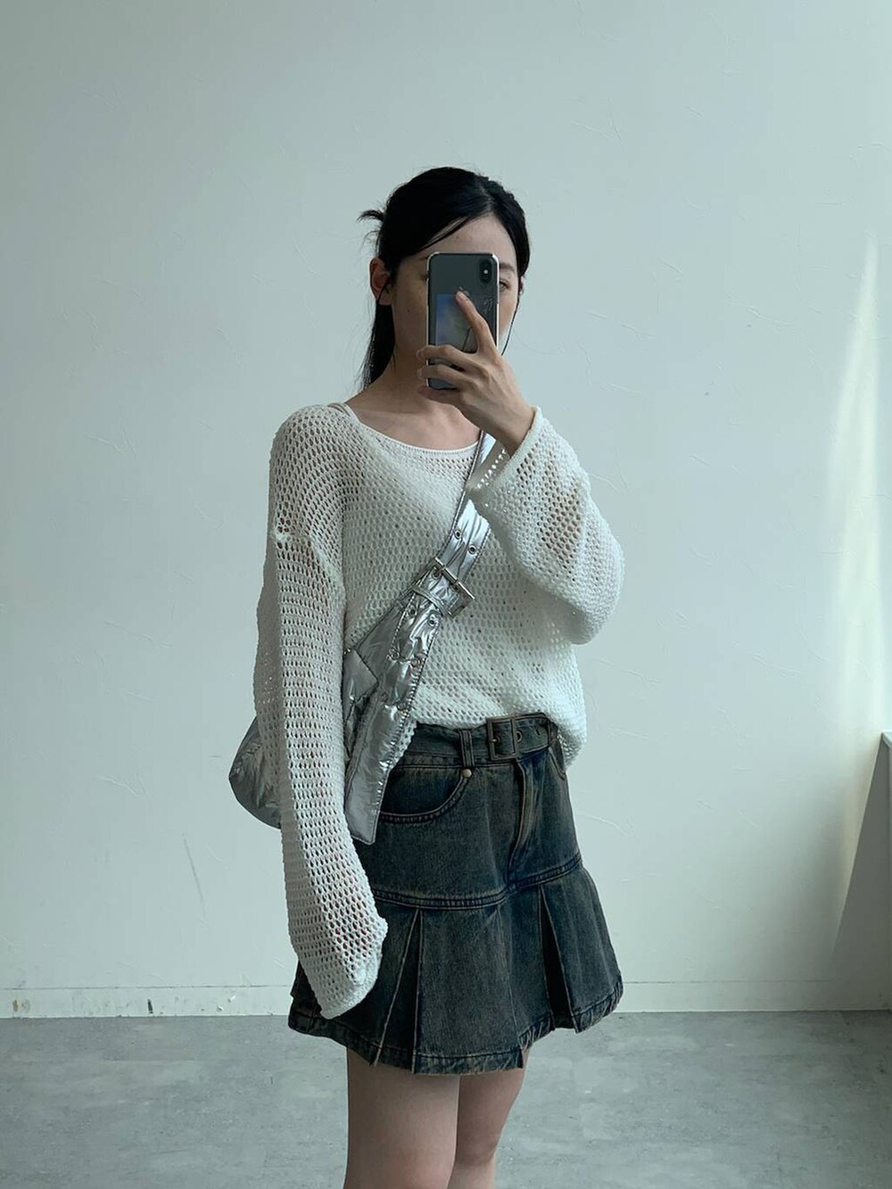 その他のショルダーバッグ、ホワイト系のTシャツ/カットソー、ブルー系のデニムスカートを着用したレディースの秋コーディネートの4枚目の写真