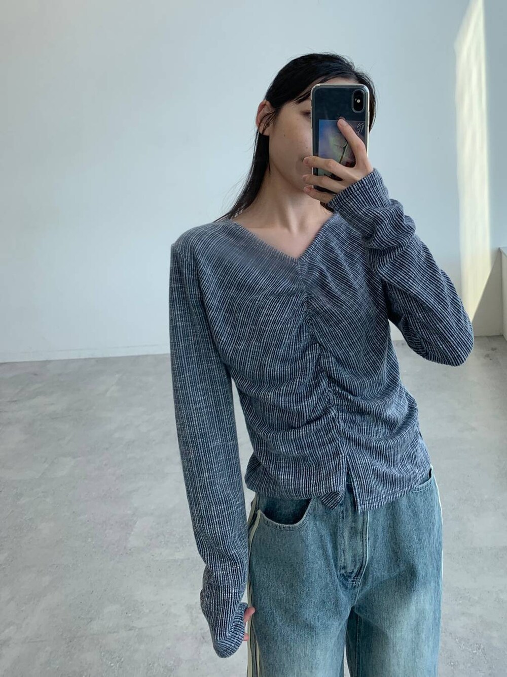 その他のデニムパンツ、ブルー系のTシャツ/カットソーを着用したレディースの秋コーディネートの6枚目の写真