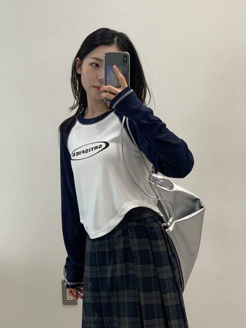 「デニムパンツ、ALAND、おでかけ、韓国ファッション、シンプルコーデ、冬コーデ、秋コーデ、スカート、スニーカー、レイヤードスタイル、レザー、ジャケット、低身長、韓国系、休日コーデ」｜「3.3 Field Trip の3.3 Field Trip／フェイクレザーショートジャケット（ライダースジャケット、ブラック系）」を使った、みれいさん（レディース・150cm）の秋コーディネートの7枚目の写真