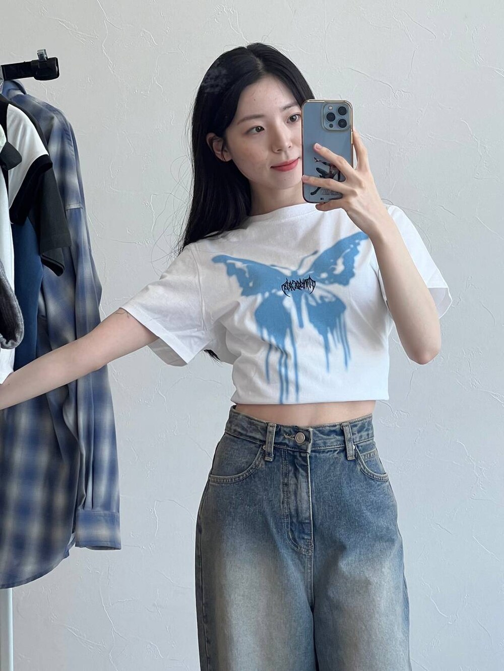 ブルー系のデニムパンツ、ホワイト系のTシャツ/カットソーを着用したレディースの春コーディネートの4枚目の写真