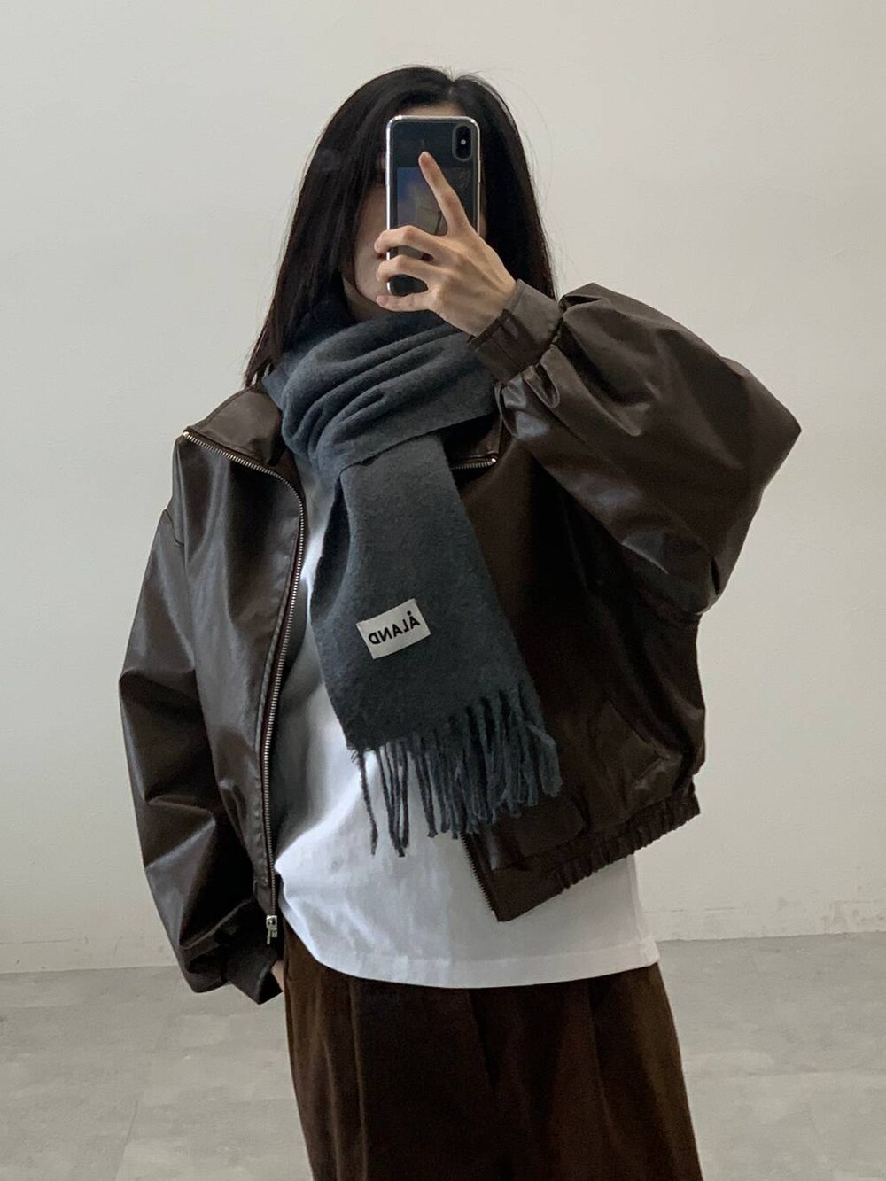 ブラウン系のブルゾン、ブラウン系のその他パンツ、グレー系のマフラーを着用したレディースの秋コーディネートの5枚目の写真
