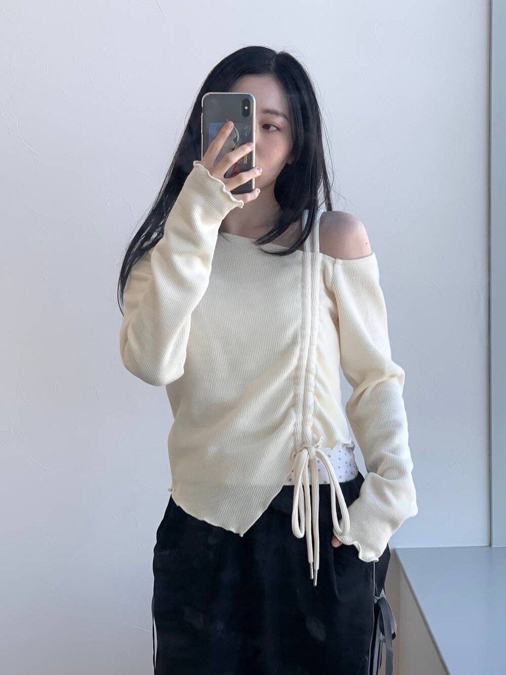 ブラック系のその他パンツ、ホワイト系のTシャツ/カットソーを着用したレディースの冬コーディネートの9枚目の写真