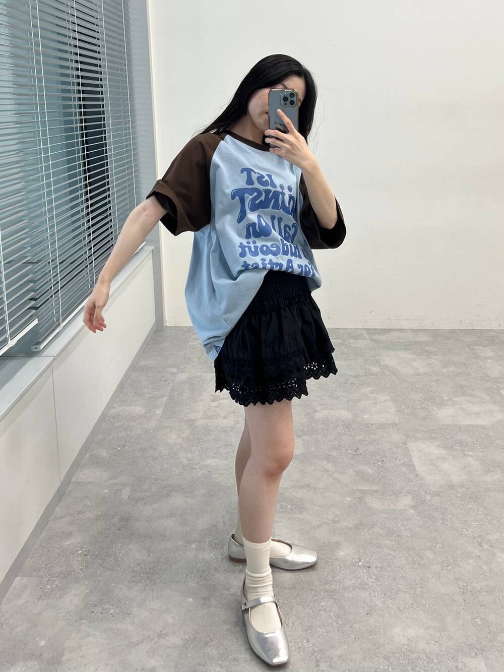 ブラック系のスカート、ブルー系のTシャツ/カットソーを着用したレディースの春コーディネートの3枚目の写真