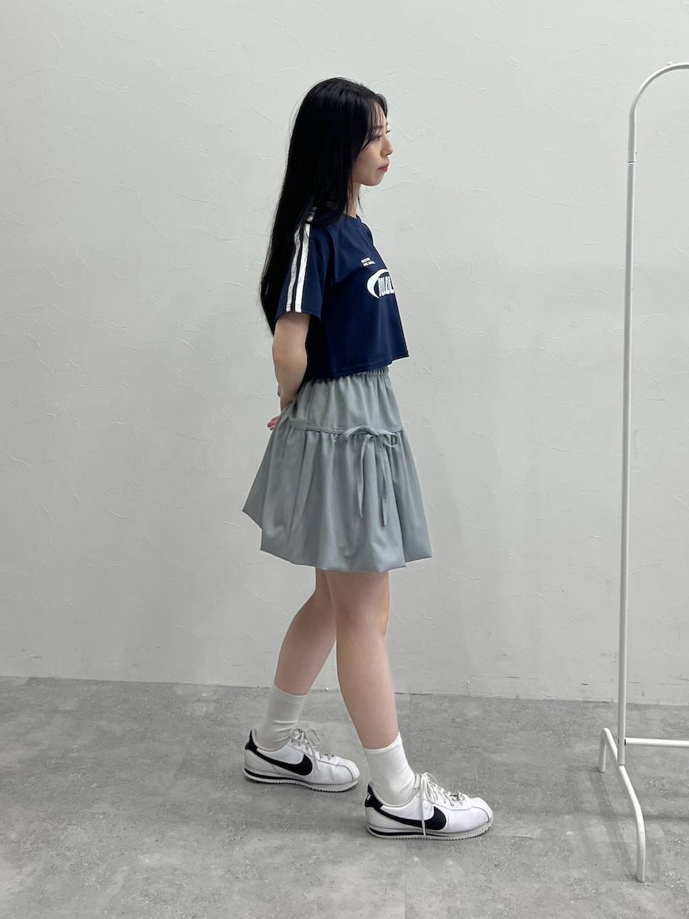 グレー系のスカート、ブルー系のTシャツ/カットソーを着用したレディースの夏コーディネートの4枚目の写真