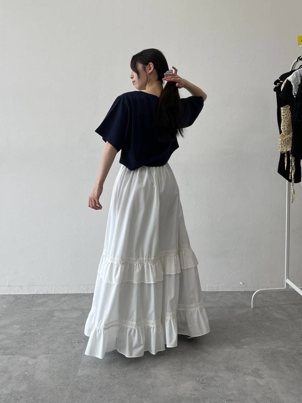 ホワイト系のスカート、ブルー系のTシャツ/カットソーを着用したレディースの夏コーディネートの3枚目の写真