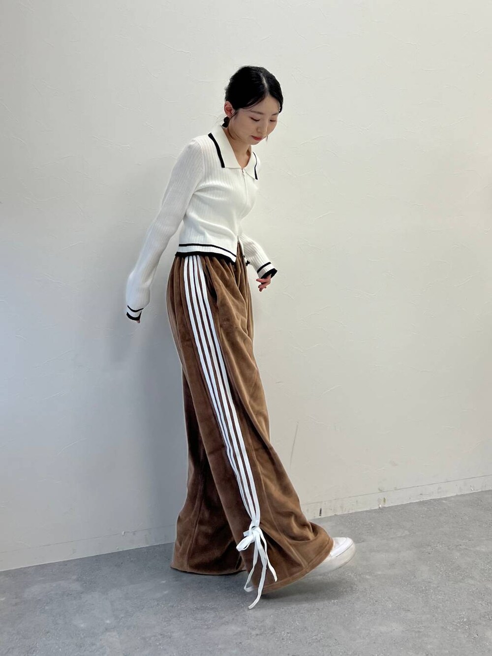 ホワイト系のカーディガン/ボレロを着用したレディースの冬コーディネートの4枚目の写真