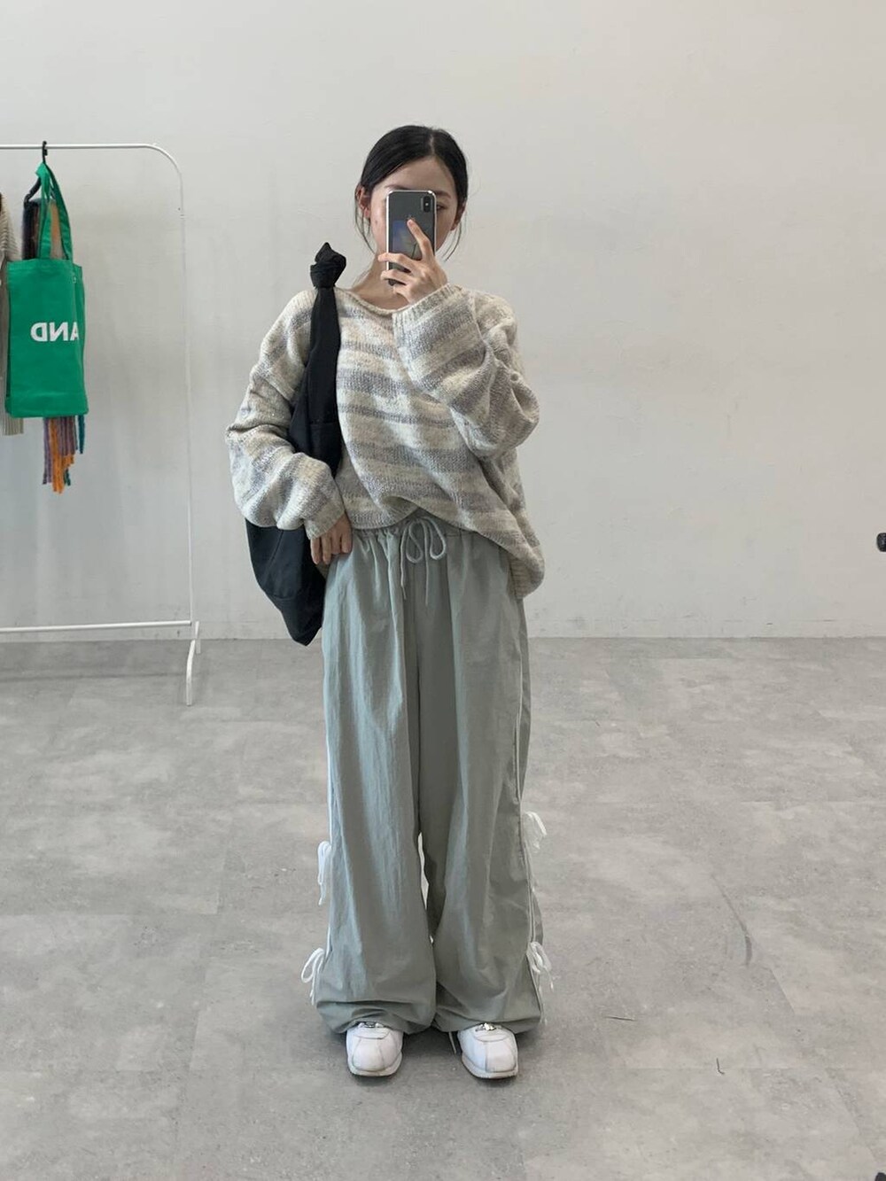 グレー系のその他パンツ、ブラック系のショルダーバッグ、グレー系のニット/セーターを着用したレディースの秋コーディネートの3枚目の写真